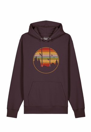Dunkelbrauner Hoodie mit einer vorderen Tasche und einem kreisförmigen Sonnenuntergangsdesign mit Bäumen und fliegenden Vögeln auf der Brust.