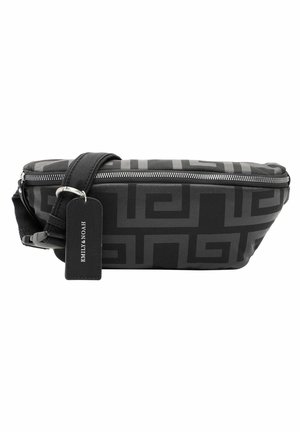 Sac banane noir avec un motif géométrique foncé, fermeture éclair argentée, sangle réglable et étiquette noire indiquant "EMILY & NOAH" attachée à la sangle.