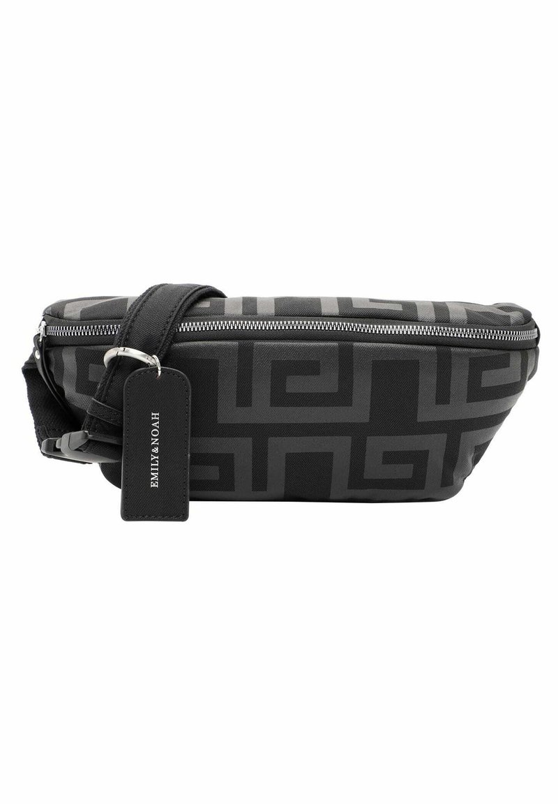 Sac banane noir avec un motif géométrique foncé, fermeture éclair argentée, sangle réglable et étiquette noire indiquant "EMILY & NOAH" attachée à la sangle.