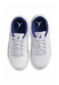 Vita träningsskor i vitt med navyblå accenter. Har en texturerad ovansida, snörning och gummisula. Noterbar Jumpman-logotyp på sulorna.