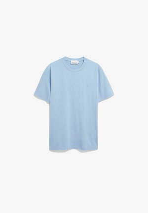 Lichtblauw katoenen T-shirt met korte mouwen, ronde hals en een klein geborduurd logo op de linkerborst.