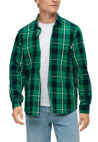 Grün-tartansierter Hemd mit langen Ärmeln, das ein weißes Unterhemd und eine Tasche auf der linken Seite hat. Lässiges Design.