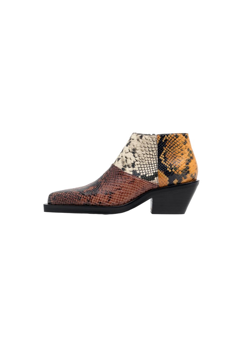 Botines con un diseño de patchwork en estampado de serpiente, combinando marrones, amarillos y grises, con un tacón bajo y una punta afilada.