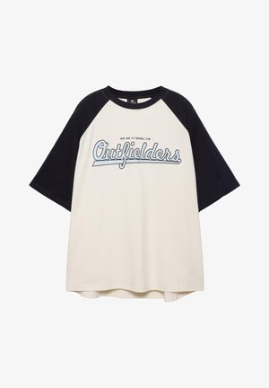 Cremefarbenes und schwarzes Raglan-T-Shirt mit den Texten "Outfielders" und "New York City Baseball Club" auf der Brust.