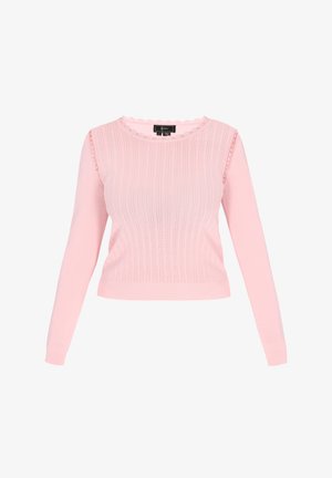 Sweter w jasnym różu z długimi rękawami, prążkowaną fakturą i falbaniastym dekoltem; posiada pionowe przeszycia i dopasowany krój.