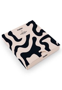 Cutie de ambalaj în roz deschis cu modele abstracte ondulate negre, etichetată "Pockies," care conține șorturi de boxer cu buzunare.