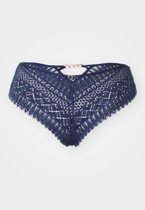 Cueca de renda azul-marinho com um padrão geométrico, bordas recortadas e um pequeno detalhe em corrente na parte de trás, apresentando um recorte em forma de olho de fechadura.