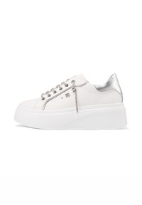 Sneaker bianco in pelle con dettaglio argentato sul tallone, suola piatta bianca e lacci argentati. Presenta un design minimale.