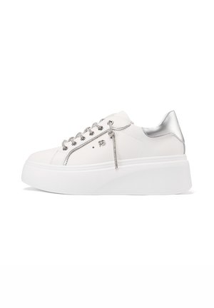 Sneaker bianco in pelle con dettaglio argentato sul tallone, suola piatta bianca e lacci argentati. Presenta un design minimale.