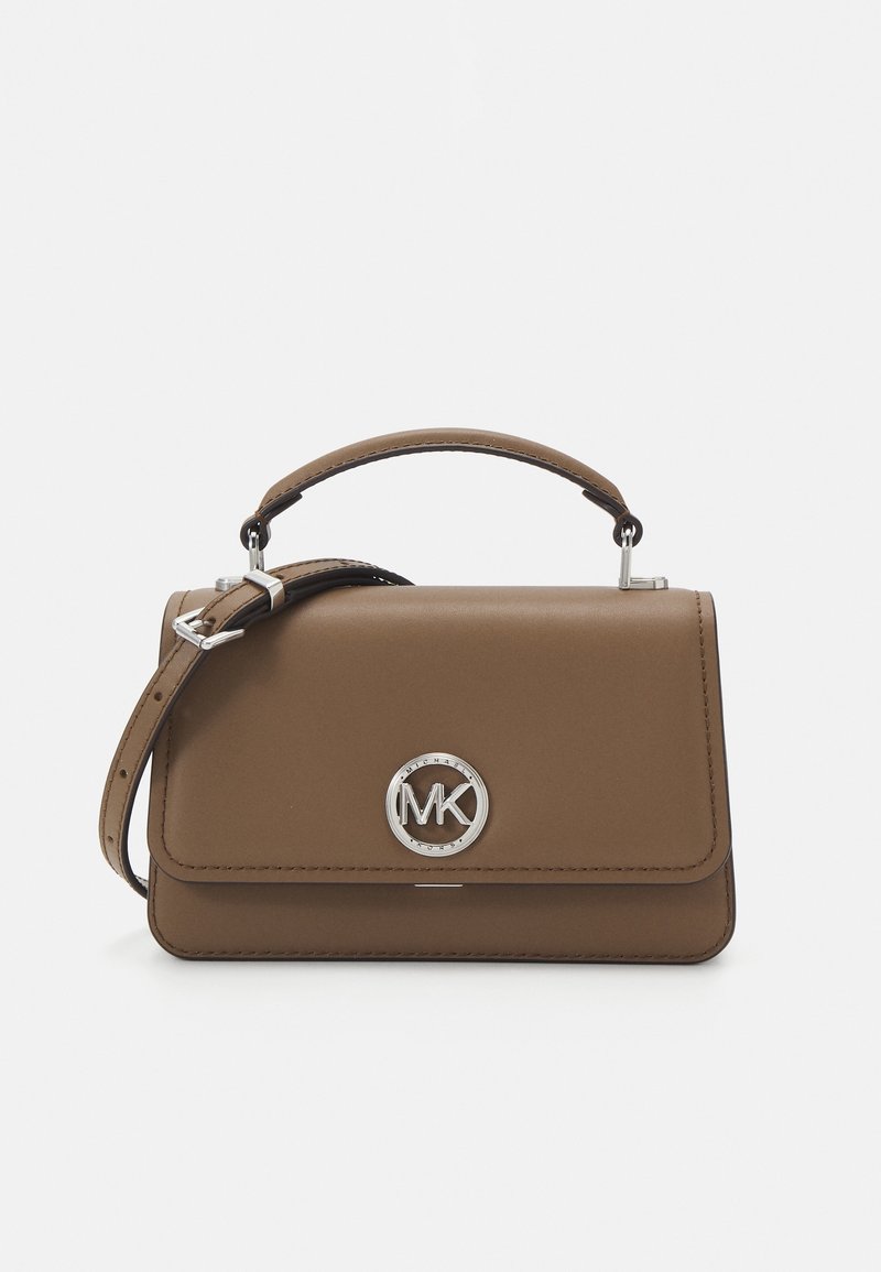 Sac à main en cuir marron avec poignée supérieure, bandoulière réglable et logo circulaire argenté MK sur le rabat avant.