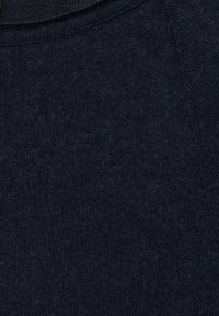 Le tissu tricoté marine présente une texture fine avec un motif subtil, mettant en valeur une finition lisse et régulière ainsi qu'un léger éclat.