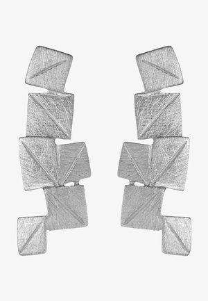 Srebrne kolczyki z geometrycznymi kształtami o teksturowanej powierzchni. Projekt zawiera różnorodne kanciaste elementy, które wprowadzają interesujący efekt wizualny.