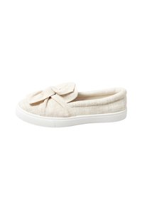 Scarpe beige slip-on con tomaia in tessuto testurizzato e un fiocco annodato nella parte anteriore. Suola in gomma bianca per aderenza e comfort.