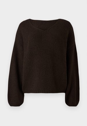 Suéter marrón de punto con escote en V, corte oversized y mangas largas. Tejido texturizado con un patrón acanalado. Largo recortado.