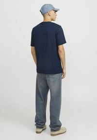 Jack & Jones RUNDHALS - Marškinėliai su spaudiniu - navy blazer