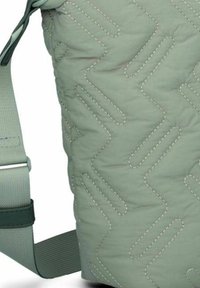 Borsa trapuntata in morbido tessuto verde chiaro con cuciture a zigzag, dotata di una tracolla resistente in coordinato e hardware regolabile. Finishing testurizzato in tutto il prodotto.