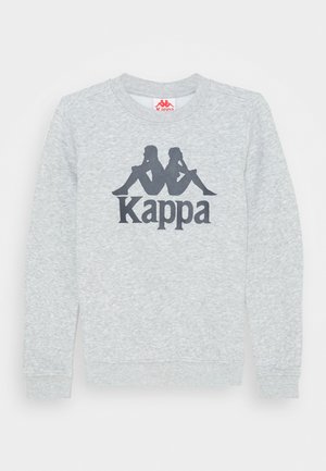 Jasnoszara bluza z długim rękawem z logo marki "Kappa" przedstawiającym dwa siedzące plecami do siebie sylwetki w ciemnoszarym kolorze na piersi.