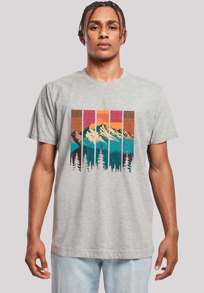 Grijze t-shirt met korte mouwen met een grafisch ontwerp van bergen en bomen in levendige kleuren, met een gestructureerd, gelaagd ontwerp.