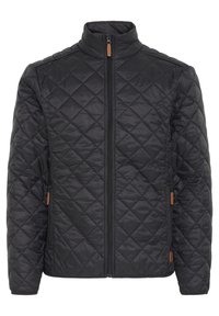 Veste matelassée noire avec col montant, dotée d'une fermeture éclair intégrale, de poches latérales et de détails en cuir marron sur les fermetures éclair. Matière résistante.