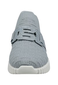 Graue Strick-Sneaker mit strukturiertem Obermaterial, einem glitzernden grauen Riemen und einer weißen Gummisohle mit geriffelten Akzenten.