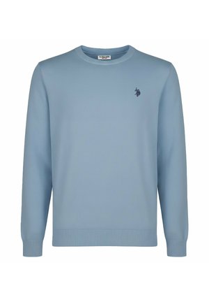 Jersey de cuello redondo azul claro de manga larga con puños y bajo acanalados, que lleva un pequeño logotipo bordado en azul oscuro en el pecho izquierdo.