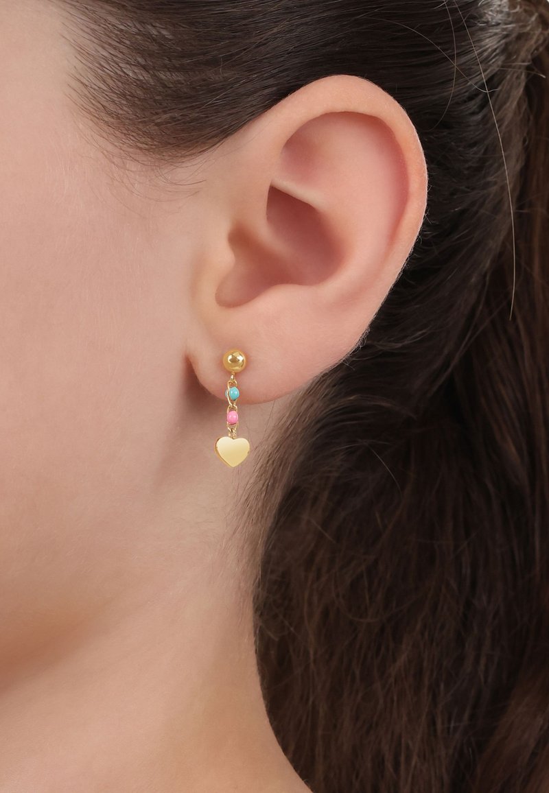 Orecchini in tono oro con un perno a sfera, una catena di perle multicolori (blu e rosa) e un ciondolo a forma di cuore pendente.