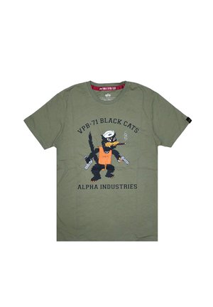 Olivgrünes T-Shirt mit Grafik einer schwarzen Katze mit Matrosenhut, orangefarbener Rettungsweste, die zwei Pistolen hält und eine Zigarre raucht, mit dem Text "VPB-71 Black Cats" und "Alpha Industries".