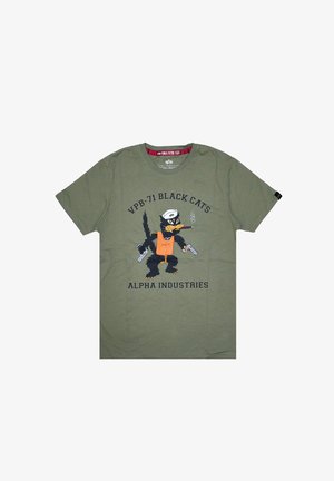 Olivgrünes T-Shirt mit Grafik einer schwarzen Katze mit Matrosenhut, orangefarbener Rettungsweste, die zwei Pistolen hält und eine Zigarre raucht, mit dem Text "VPB-71 Black Cats" und "Alpha Industries".