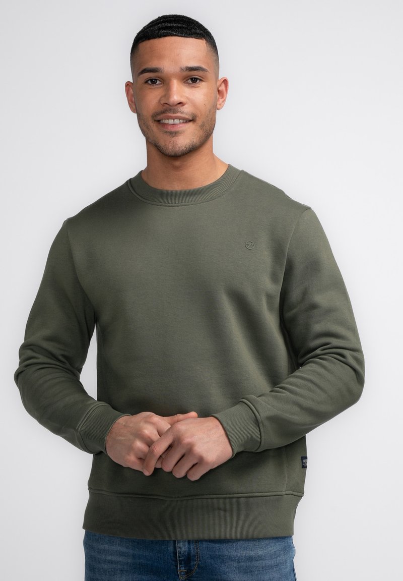 Olijfgroene crewneck sweatshirt van zacht materiaal, met ribgebreide manchetten en zoom, en een klein logo detail op de borst. Casual ontwerp.