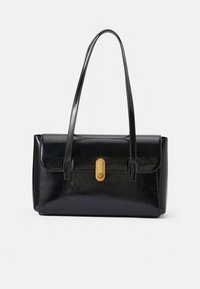 Zwarte leren handtas met een gestructureerd ontwerp, een vlakke sluiting en gouden hardware-accent. Twee lange handvaten om te dragen. Gladde textuur.