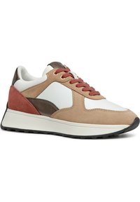 Sneaker marrone e bianco con una combinazione di materiali in pelle scamosciata e cuoio. Presenta lacci rossi, un collare imbottito e una suola in gomma nera.