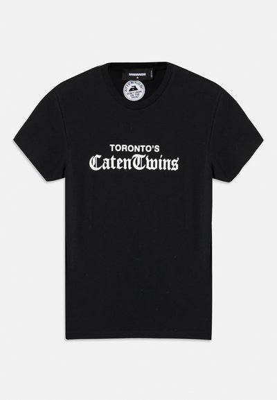Sort T-shirt lavet af bomuld, prydet med hvid tekst, der står "TORONTOS CatenTwins" i et stiliseret skrifttype på tværs af brystet.