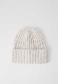 Gorro de punto suave y acanalado en color crema claro con dobladillo, exhibido plano sobre un fondo blanco liso.