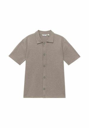 Korte mouwen, gekraagde blouse van lichtbruin stof met een gladde textuur en vijf knoopsluitingen aan de voorkant.