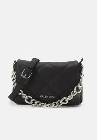 Svart kviltad läderhandväska med en silverkedjeaxelrem och spänndetalj. Har en logotype på framsidan och en texturerad yta.