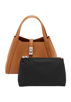 Brązowa skórzana torebka z dwoma uchwytami i srebrną klamrą, z mniejszą czarną saszetką na zamek z przodu.