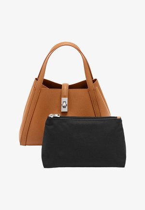 Brązowa skórzana torebka z dwoma uchwytami i srebrną klamrą, z mniejszą czarną saszetką na zamek z przodu.