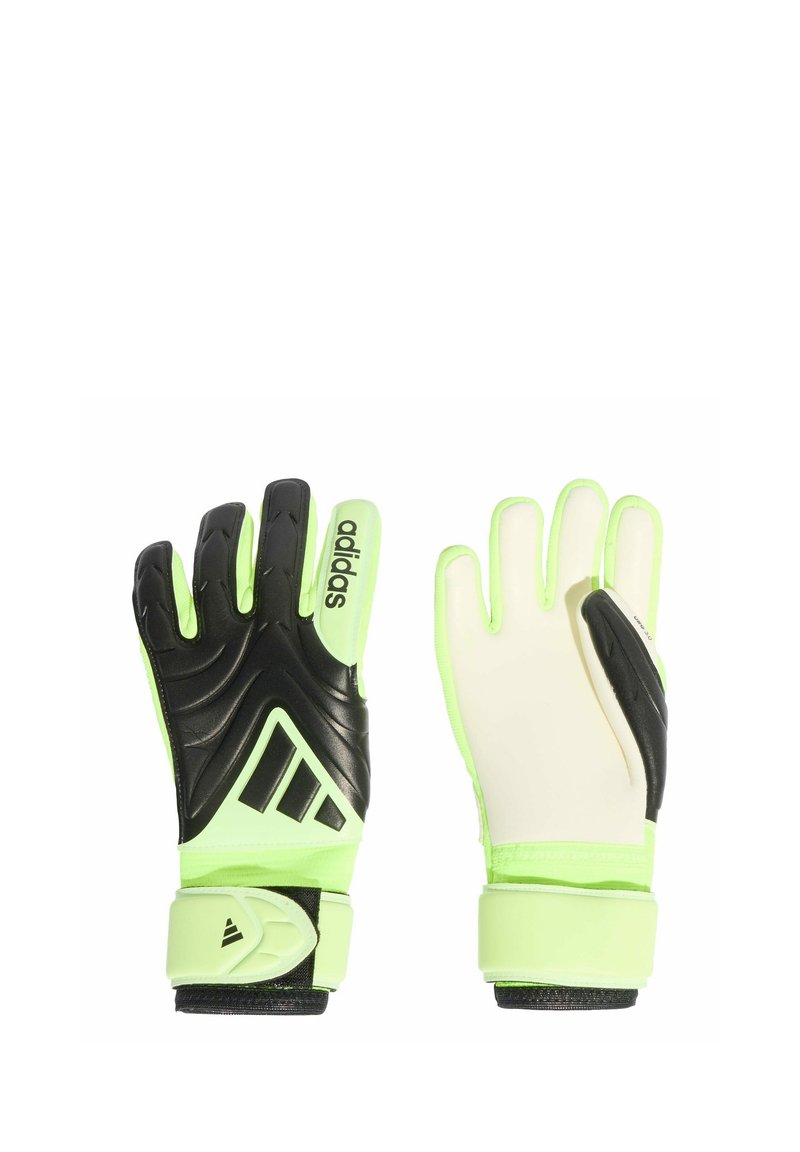 Groene en zwarte doelmanhandschoenen met een gestructureerde grip op de palm, soepele witte padding en verstelbare polsbanden voor een veilige pasvorm.