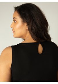 Zwarte mouwloze top met een ronde halslijn en een kleine sleutelgatsnede aan de achterkant. Glad, rekbaar materiaal met nette naden.