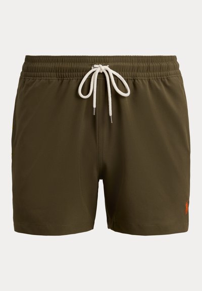 Ανδρικά μαγιό βερμούδα σε ελιά πράσινο με ελαστική μέση, λευκό κορδόνι και μικρό πορτοκαλί λογότυπο στο κάτω αριστερό πόδι.