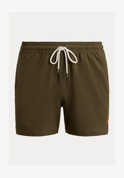 Ανδρικά μαγιό βερμούδα σε ελιά πράσινο με ελαστική μέση, λευκό κορδόνι και μικρό πορτοκαλί λογότυπο στο κάτω αριστερό πόδι.