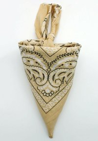 Bandana en coton beige avec un motif paisley noir, présentant un coin noué. Forme triangulaire avec des détails de design complexes.