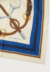 Hodvábna šatka s krémovým pozadím, modrým a hnedým lemom a jazdeckým motívom so zdobeniami v podobe uzd a kožených detailov.