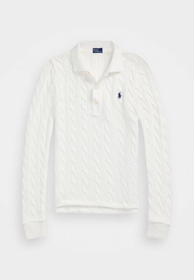 Polo de manga longa em malha branca com colarinho, duas botões amarelas e um pequeno logótipo em azul marinho na área do peito esquerdo.