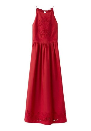 Vestido maxi rojo sin mangas con escote halter y patrones florales bordados en el corpiño y el dobladillo.