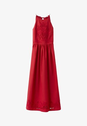 Vestido maxi rojo sin mangas con escote halter y patrones florales bordados en el corpiño y el dobladillo.