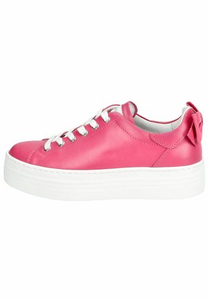 Baskets en cuir rose avec une semelle blanche plate, ornées de lacets blancs et d'un petit nœud décoratif au talon. Texture lisse et design minimaliste.