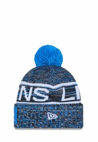 Blaue und graue Strickmütze mit einem weißen Logo, ergänzt durch einen blauen Pompon oben und ein strukturiertes Muster im gesamten Design.