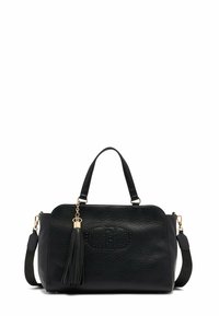 Borsa in pelle nera con finitura testurizzata, manici doppi, tracolla rimovibile, logo in rilievo e ciondolo a nappina con accessori dorati.