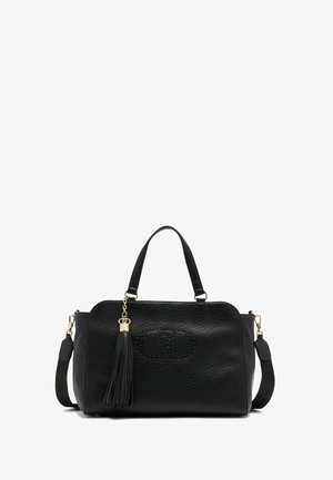 Schwarze, strukturierte Lederhandtasche mit doppelten Griffen, abnehmbarem Schultergurt, geprägtem Logo und hängendem Quastenschmuck mit goldenen Hardware.